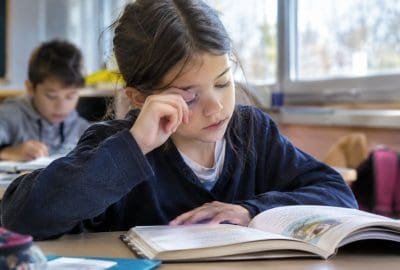 Détecter les signes de fatigue visuelle chez l&rsquo;enfant à l&rsquo;école primaire