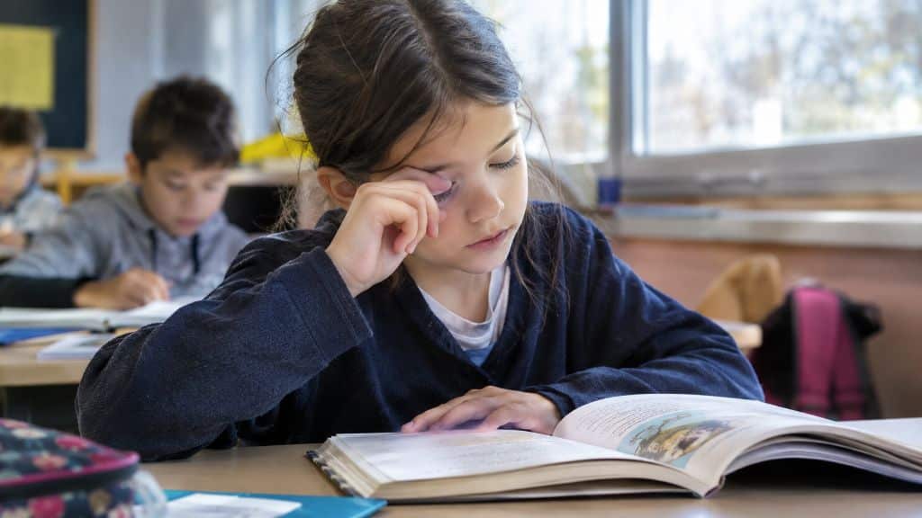 Détecter les signes de fatigue visuelle chez l&rsquo;enfant à l&rsquo;école primaire